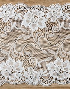 Hvid Bordløber med Blonder 18 cm x 9 meter