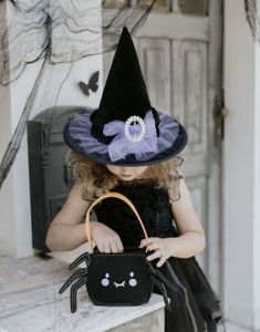 Svart Heksehatt med Lilla Sløyfe til Barn