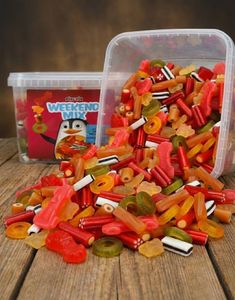 Pingvin Weekend Mix - Boks Med Blandede Lakrids, Stænger Og Vingummibider 2 Kg